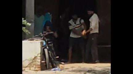 बाह: पुरा चतुर्भुज गांव में गोबर खाद डालने को लेकर दो पक्षों में विवाद, अवैध बंदूक से गोली मारने की धमकी का आरोप