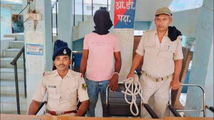 मानपुर: मुफस्सिल थाने की पुलिस ने एक बाइक से 40 लीटर देसी शराब बरामद की, एक धंधेबाज गिरफ्तार