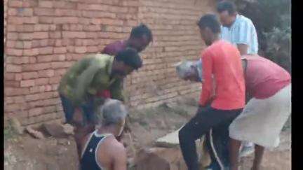 नईगढ़ी: नईगढ़ी के देवरिहन गांव में नाली में गिरी गाय, ग्रामीणों ने निकाला बाहर