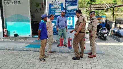 थराली: फायर स्टेशन गोपेश्वर के कर्मियों ने जिले के विद्यालयों, पेट्रोल पंपों व होटलों में अग्नि सुरक्षा उपकरणों का लिया जायजा