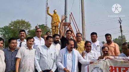 नीमच नगर: भारत विकास परिषद शाखा नीमच ने वीर सावरकर की जयंती पर बघाना में प्रतिमा पर माल्यार्पण किया