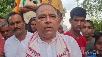 अगिआंव: अगियाँव के प्रमुख ने जहनपुर में मृतक के परिजनों से मिलकर व्यक्त की शोक संवेदना