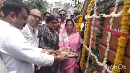 उज्जैन शहर: टावर चौक पर नगर निगम द्वारा 6 नए वाहनों का महापौर मुकेश टटवाल व निगम अध्यक्ष कलावती यादव ने किया लोकार्पण