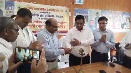 मरकच्चो: प्रखंड मुख्यालय स्थित सभागार में बुधवार को चलंत लोक अदालत सह विधिक जागरूकता शिविर का आयोजन किया गया