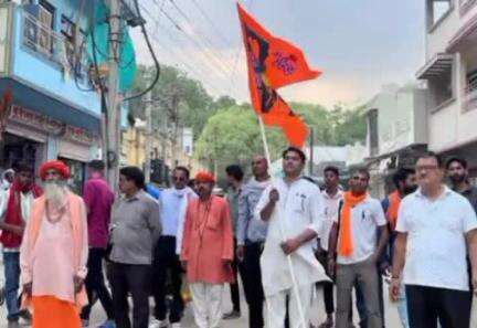 बारां: संकटमोचन हनुमान सेवा समिति ने 29 मई को होने वाले कवि सम्मेलन की तैयारी के लिए निकाली पदयात्रा, लोगों को बांटे पीले चावल