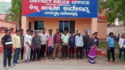 ସୁକିନ୍ଦା: ହାତିବାରି ପଞ୍ଚାୟତ ସମିତିସଭ୍ୟା ସସ୍ମିତା ଦାସ ତାଙ୍କ ସମର୍ଥକଙ୍କ ସହିତ ଏସପି ଅଫିସ ଦ୍ଵାରସ୍ଥ