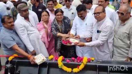 उज्जैन शहर: टावर चौक पर महापौर और निगम सभापति ने 6 नए वाहनों को हरी झंडी दिखाकर किया लोकार्पण