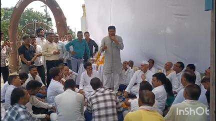 बुदनी: किसानों की समस्याओं को लेकर बुदनी में कांग्रेस का धरना, मुख्यमंत्री के नाम एसडीएम को ज्ञापन