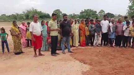 पाटन: राजहरा पंचायत के बीर होरी टोला के ग्रामीणों ने सड़क बंद कर रहे वन विभाग के कर्मियों पर जताया आक्रोश
