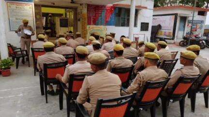 खेकड़ा: CO पुलिस लाइन ने थाना चांदीनगर पर सैनिक सम्मेलन का आयोजन किया, अधिकारियों व कर्मचारियों की समस्याएं सुनीं