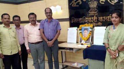 हिंगोली: जिल्हाधिकारी कार्यालयात स्वातंत्र्यवीर वि. दा. सावरकर यांना जयंतीनिमित्त अभिवादन