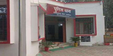 विजयराघवगढ़: ग्राम खरखरी अमुआरी में अवैध शराब बेचते हुए आरोपी को पुलिस ने मदिरा सहित पकड़ा, की कार्रवाई