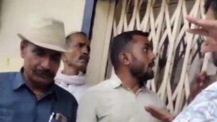 गंगधार: चौमहला में बैंक कर्मचारी ने ग्रामीण के साथ की अभद्रता, आक्रोशित ग्रामीण पहुंचे बैंक के सामने