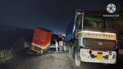 आदित्यपुर गम्हरिया: कांड्रा-चांडिल मार्ग बाधित, मानिकुई पुल के गड्ढे में फंसे दो वाहन