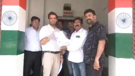 सीतापुर: कलेक्टर ऑफिस में व्यापारियों ने लीज होल्ड जमीन को फ्री होल्ड करने के लिए जिलाधिकारी को सौंपा विज्ञापन