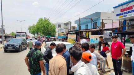 कोटड़ी: सवाईपुर चौराहे पर तीन वाहनों की टक्कर, बड़ा हादसा टल गया