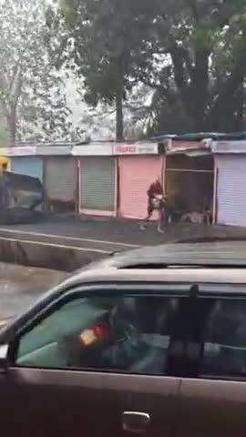सोहागपुर: ग्राम सेमरी हरचंद में बारिश के बीच बन रही सड़क का वीडियो सोशल मीडिया पर वायरल