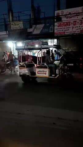 कैम्पल रोड पर एक पागल घोड़े ने एक व्यक्ति पर किया हमला, उसकी उंगली कटकर हुई अलग