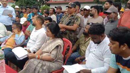 गोला: बीएमएल प्लांट कमता में रैयत मजदूरों की मांगों पर वार्ता, विधायक समेत अन्य शामिल