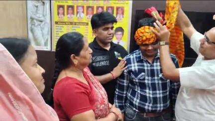 हिण्डौन: शहर के गगन मित्तल ने 10वीं बोर्ड परीक्षा में 99% अंक प्राप्त किए, लोगों ने किया स्वागत