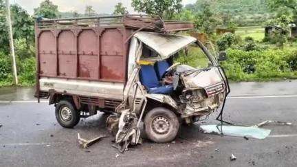 नावाडीह: चपरी में ट्रक और मालवाहक वाहन की टक्कर, चालक घायल, वाहन क्षतिग्रस्त