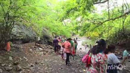 येडशी येथील रामलिंग धबधबा प्रवाहित,पर्यटकांची गर्दी वाढली