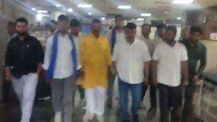 अलीगढ़ के गांव अलहादपुर में मोब लिंचिंग के द्वारा पीटे गए युवकों से मिलने पहुंचे चंद्र प्रकाश मौर्य जिला अध्यक्ष आजाद समाज पार्टी