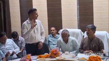 लालकुऑ: दर्जा राज्यमंत्री दिनेश आर्य ने नगर पंचायत सभागार में जल संस्थान के अधिकारियों के साथ की बैठक