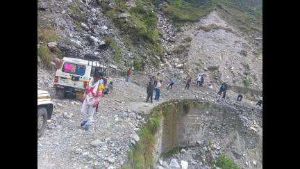 मुनस्यारी: मूसलाधार बारिश से मुनस्यारी विकासखंड की थल मुनस्यारी सहित कई सड़कों पर मालवाने से यातायात बाधित