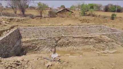 पन्ना: कुंडार पंचायत में भ्रष्टाचार! ग्रामीण ने निजी पैसे से बनाया तालाब, पंचायत ने सरकारी योजना में दिखाया