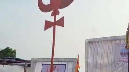 મહુવા: કરચેલીયા ખાતે શિવકથામાં 11 લાખ રુદ્રાક્ષના 15 ફૂટ ઉંચા શિવલિંગ અને કથા શ્રવણ કરતા ધારાસભ્ય મોહનભાઈ ઢોડીયા.
