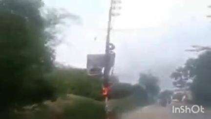 पालमपुर: 53 मील में राशन डिपो के सामने बिजली के खंभे में अचानक लगी आग, स्थानीय लोगों ने मौके पर पहुंचकर आग पर पाया काबू