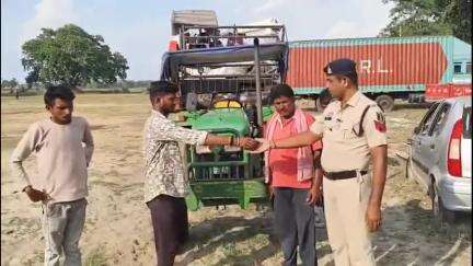 चांपा: सिलादेही गांव में ट्रैक्टर ने बाइक सवार पति-पत्नी और बच्चे को मारी टक्कर, हादसे में तीनों को आई गंभीर चोट
