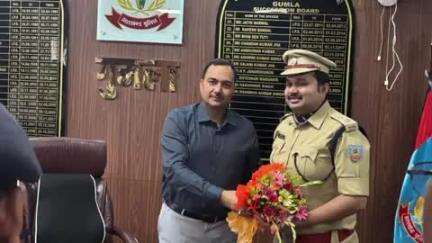 गुमला: गुमला के नए कप्तान हरीश बिन जमा ने पदभार ग्रहण किया, निवर्तमान एसपी ने बुके देकर किया स्वागत