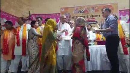 कासगंज: शारदा जौहरी डिग्री कॉलेज में दैवीय आपदा में मृतकों के परिजनों को दी गई आर्थिक सहायता, बांटे गए चेक