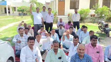 महाराजगंज: सिंचाई खंड प्रथम कार्यालय में सिंचाई विभाग संयुक्त कर्मचारी संघर्ष समिति ने दिया धरना