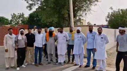 केसरीसिंहपुर में फाइनेंस कंपनी द्वारा कुर्की के मामले में विरोध करने पर किसान गिरफ्तार, किसान नेताओं ने किया प्रदर्शन