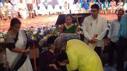 মেদিনীপুর: বিরল রোগে আক্রান্ত স্বর্ণাভ বেরা ডাক্তার হতে চায়, মেদিনীপুরে সংবর্ধিত করল জেলা পরিষদ; পড়াশোনার দায়িত্ব নিলেন মন্ত্রী