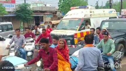 विदिशा नगर: रामलीला चौराहे के पास सड़क पर जाम में फंसी एंबुलेंस, स्थानीय लोगों ने की मदद