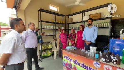 आगर: कलेक्टर ने आजीविका भवन आगर में स्व-सहायता समूह द्वारा संचालित मृदा स्वास्थ्य परीक्षण केंद्र का किया निरीक्षण