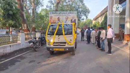 रायगढ़: पीएम मोदी के मंशाअनुरूप विकसित कृषि संकल्प के तहत कलेक्टर ने कलेक्ट्रेट परिसर से किसान रथ को हरी झंडी दिखाकर रवाना किया