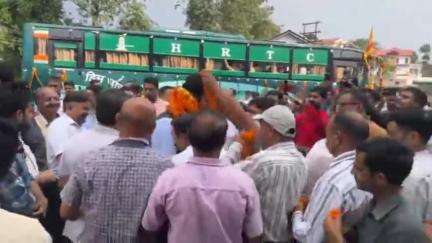 नगरोटा बगवां: विधायक नगरोटा बगवा RS बाली ने श्री चामुंडा देवी से वृंदावन धाम के लिए 'हिमधारा' AC बस को हरी झंडी दिखाकर किया रवाना