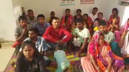 गोला: खोखा का आदिवासी परिवार ज़मीन विवाद में न्याय के लिए गोला कार्यालय के गेट पर फिर अनशन पर बैठा