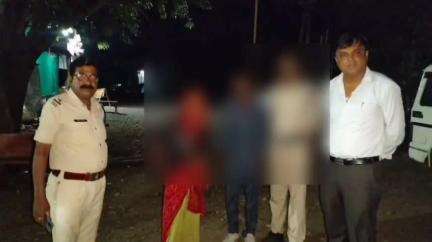 दलौदा: बड़वन फंटे पर पुलिस ने मानसिक रूप से कमजोर बुजुर्ग महिला को परिवार से मिलाया
