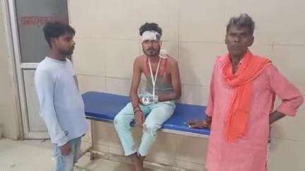 पडरौना: बरवा जंगल चौराहे पर बाइक सवार युवक के सामने अचानक आया लड़का, अनियंत्रित बाइक सवार गिरकर गंभीर रूप से घायल, इलाज जारी