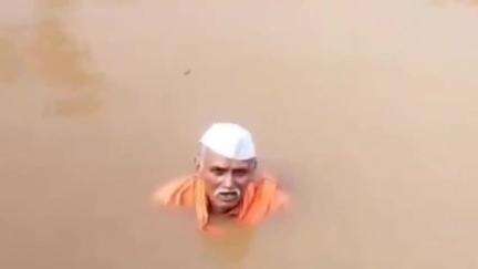 जाफराबाद: दळेगव्हान येथे शेतकऱ्यांने शेतात साचलेल्या पाण्यात बसून केले आंदोलन