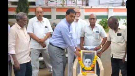 భీమవరం: క్విట్ ఇండియా స్థూపం వద్ద శ్రీవిజ్ఞానవేదిక ఆధ్వర్యంలో స్వాతంత్య్ర సమరయోధుడు వీర సావర్కర్‌ జయంతి వేడుకలు