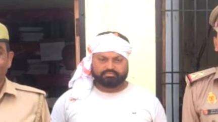 महावन: बलदेव पुलिस ने खतरनाक चाकू के साथ एक अभियुक्त को नगला सेवा बंबा के पास से गिरफ्तार किया