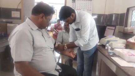 నందికొట్కూరు రక్తంతో ఎన్టీఆర్ చిత్రాన్ని గీసిన: ప్రముఖ చిత్రకారుడు ఎన్టీఆర్ వీరాభిమాని డాక్టర్ దేశెట్టి శ్రీనివాసులు