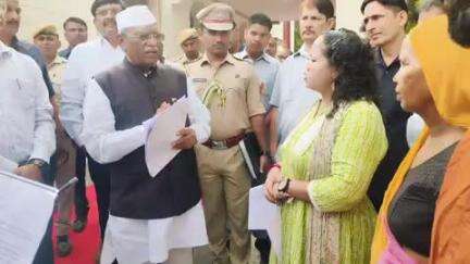 डूंगरपुर: हाउसिंग बोर्ड जमीन विवाद को लेकर BAP नेता कांतिभाई आदिवासी द्वारा गठित टीम ने सर्किट हाउस में राज्यपाल से मुलाकात की